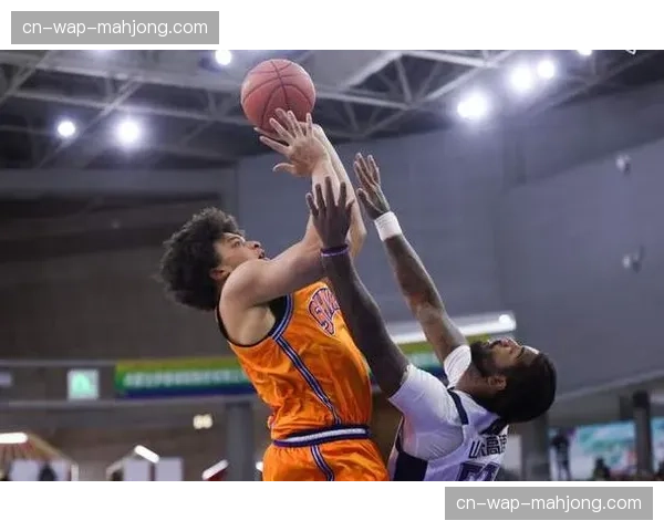 怀特塞德小腿拉伤出战成疑,上海内线轮换面临考验